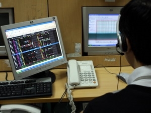 Thị trường điều chỉnh mạnh, sắc đỏ phủ kín hai sàn